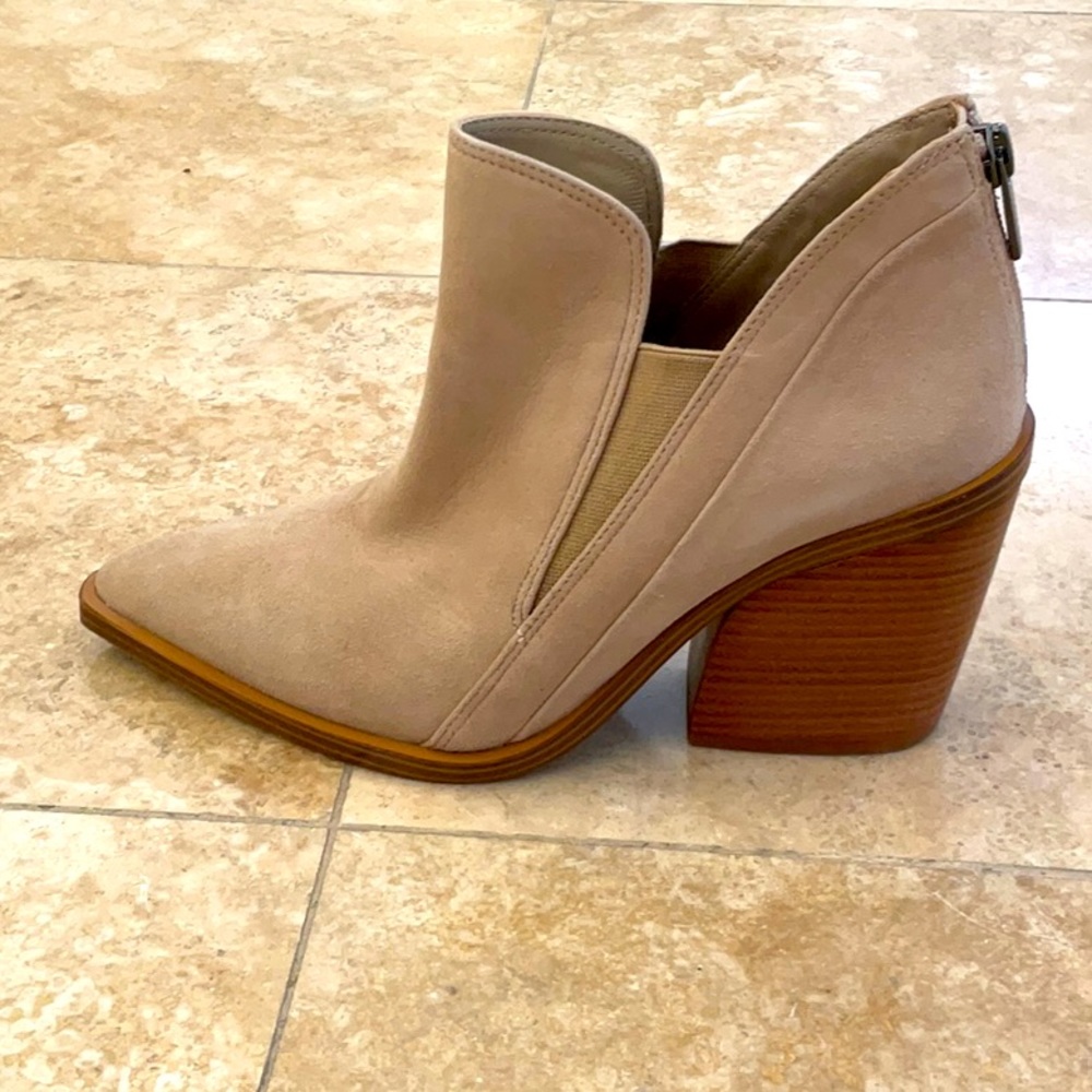 Vince Camuto Gradina Bootie Size 7 1/2